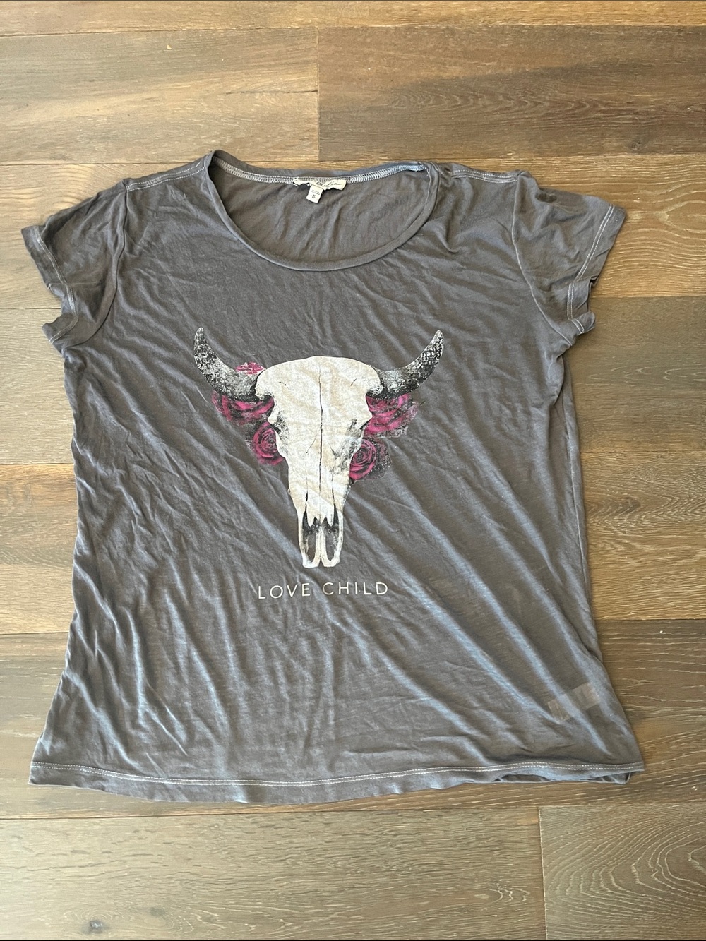 Love Child Gray Graphic Scoop Neck Tee with Skull Motif